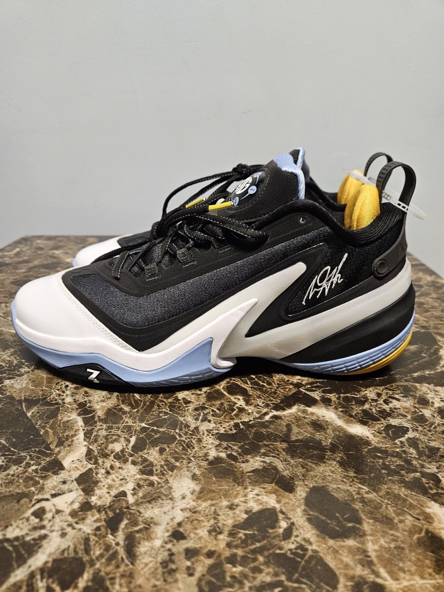 sneakers hitam putih